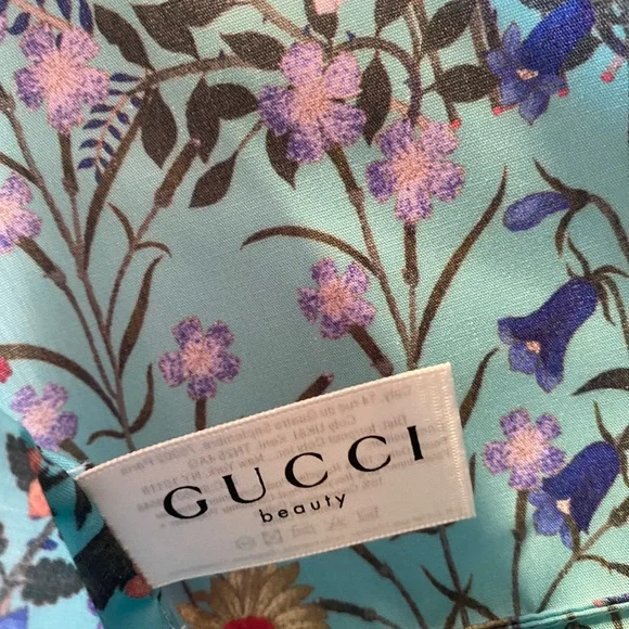 GUCCI 🩵🦋 white pearl “Opal” pouch! PRISTINE - Picture 5 of 12